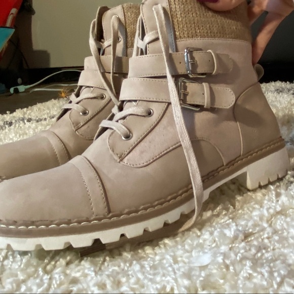 NWOT - Lace up boots - Picture 4 of 5